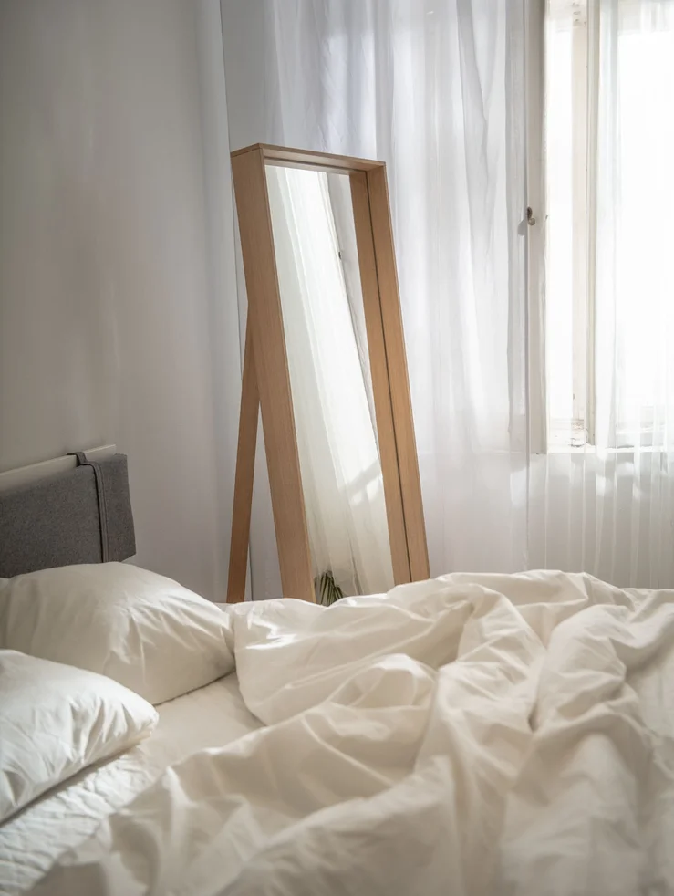 przytulna sypialnia z miękką pościelą